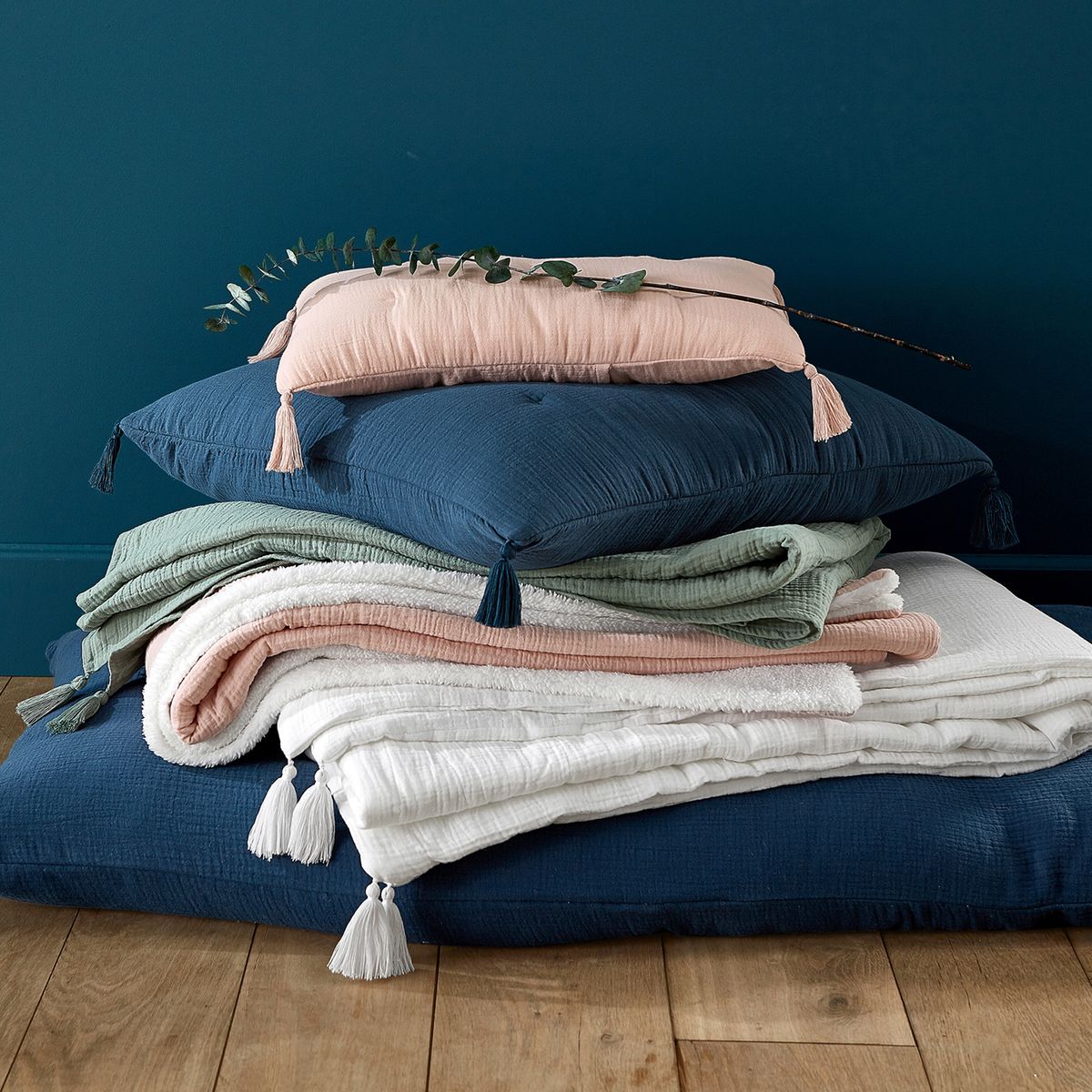 Luxuriöse Kissen &amp; Decken – Perfekte Kombination aus Eleganz und Gemütlichkeit&nbsp; Feine Farben &amp; Hochwertige Materialien – Für ein stilvolles Ambiente&nbsp;